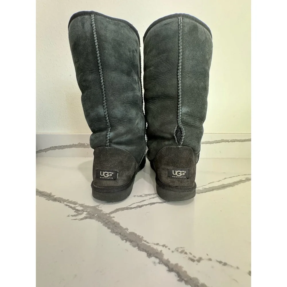 Ugg Classic 5815 Size 9 Women‎ Black (has small rip)